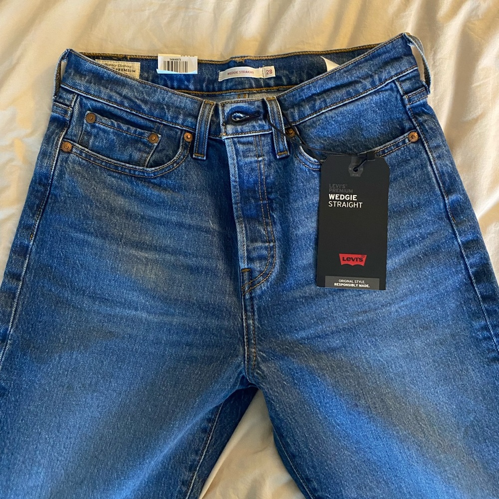 NWT Levi’s Wedgie Straight Medium Wash Jeans (28x28)